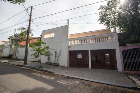 Casa para alugar com 200m², 3 quartos e 3 vagas Casa para alugar com 200m², 3 quartos e 3 vagasFachada