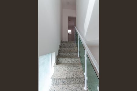 Casa de condomínio à venda com 108m², 3 quartos e 2 vagas Casa de condomínio à venda com 108m², 3 quartos e 2 vagasEscada
