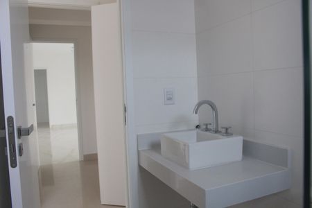 Apartamento à venda com 117m², 2 quartos e 2 vagasBanheiro da Suíte 1