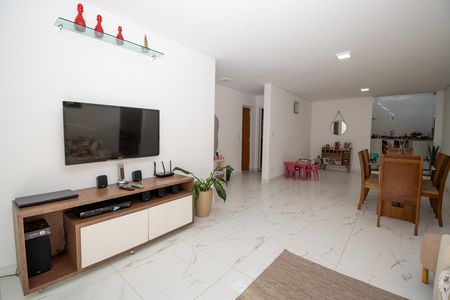 Sala de casa à venda com 3 quartos, 225m² em Colorado, Contagem