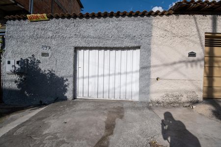 Casa à venda com 225m², 3 quartos e 6 vagas Casa à venda com 225m², 3 quartos e 6 vagasFachada