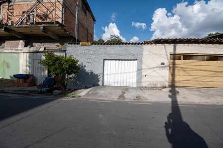 Casa à venda com 225m², 3 quartos e 6 vagas Casa à venda com 225m², 3 quartos e 6 vagasFachada