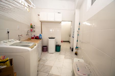 Casa à venda com 225m², 3 quartos e 6 vagas Casa à venda com 225m², 3 quartos e 6 vagasÁrea de Serviço
