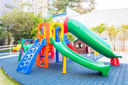 Apartamento à venda com 133m², 3 quartos e 2 vagas Apartamento à venda com 133m², 3 quartos e 2 vagasÁrea comum - Playground