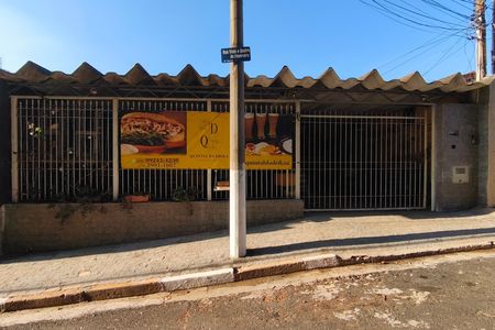 Casa à venda com 250m², 3 quartos e 4 vagas Casa à venda com 250m², 3 quartos e 4 vagasFachada