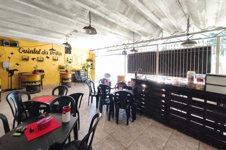 Casa à venda com 250m², 3 quartos e 4 vagas Casa à venda com 250m², 3 quartos e 4 vagasQuintal - Garagem