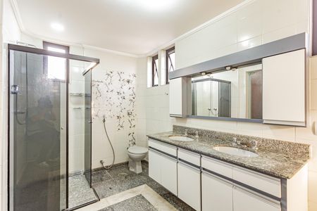 Apartamento para alugar com 220m², 4 quartos e 4 vagas Apartamento para alugar com 220m², 4 quartos e 4 vagasBanheiro da Suíte 1