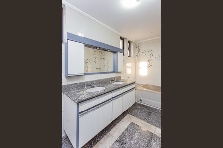 Apartamento para alugar com 220m², 4 quartos e 4 vagas Apartamento para alugar com 220m², 4 quartos e 4 vagasBanheiro da Suíte 1