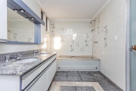 Apartamento para alugar com 220m², 4 quartos e 4 vagas Apartamento para alugar com 220m², 4 quartos e 4 vagasBanheiro da Suíte 1