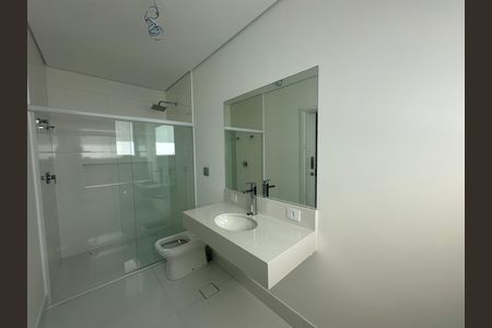 Casa de condomínio à venda com 390m², 4 quartos e 4 vagasBanheiro da Suíte 1
