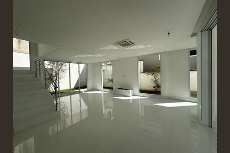 Casa de condomínio à venda com 390m², 4 quartos e 4 vagasSala
