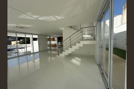 Casa de condomínio à venda com 390m², 4 quartos e 4 vagasSala