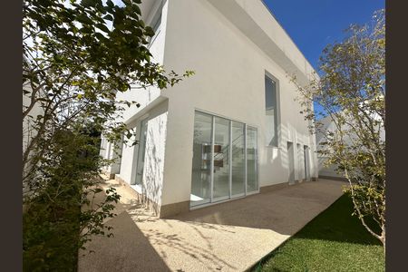 Casa de condomínio à venda com 390m², 4 quartos e 4 vagasQuintal