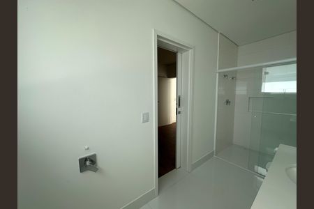 Casa de condomínio à venda com 390m², 4 quartos e 4 vagasBanheiro da Suíte 1