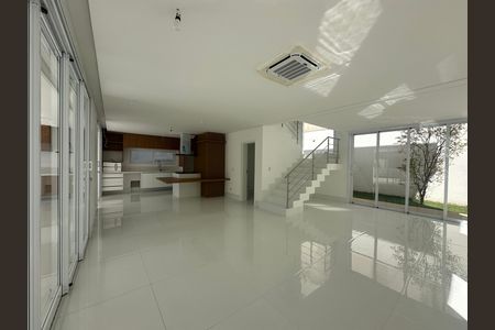 Casa de condomínio à venda com 390m², 4 quartos e 4 vagasSala