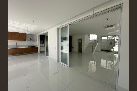 Casa de condomínio à venda com 390m², 4 quartos e 4 vagasVaranda da Sala