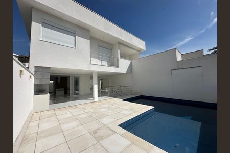 Casa de condomínio à venda com 390m², 4 quartos e 4 vagasFachada