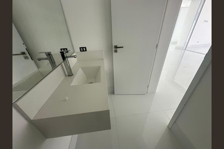 Casa de condomínio à venda com 390m², 4 quartos e 4 vagasLavabo