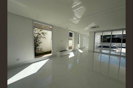 Casa de condomínio à venda com 390m², 4 quartos e 4 vagasSala