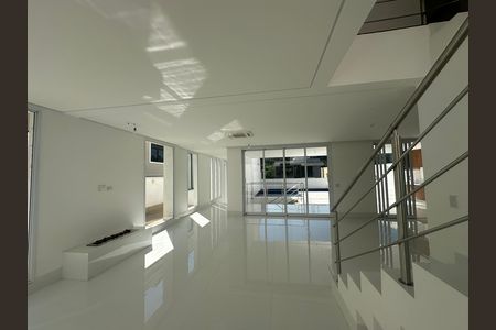 Casa de condomínio à venda com 390m², 4 quartos e 4 vagasSala