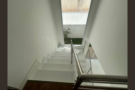 Casa de condomínio à venda com 390m², 4 quartos e 4 vagasEscada
