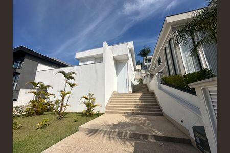Casa de condomínio à venda com 390m², 4 quartos e 4 vagasFachada