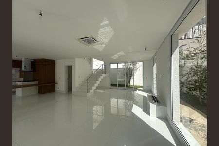 Casa de condomínio à venda com 390m², 4 quartos e 4 vagasSala