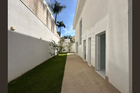 Casa de condomínio à venda com 390m², 4 quartos e 4 vagasQuintal