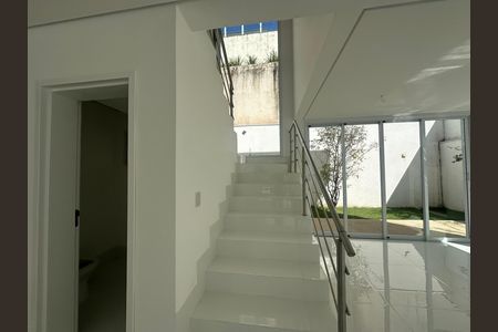 Casa de condomínio à venda com 390m², 4 quartos e 4 vagasEscada