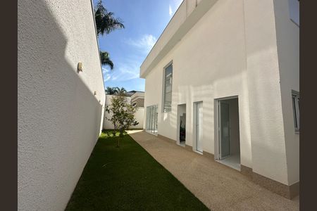 Casa de condomínio à venda com 390m², 4 quartos e 4 vagasQuintal