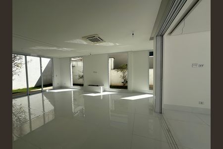 Casa de condomínio à venda com 390m², 4 quartos e 4 vagasSala