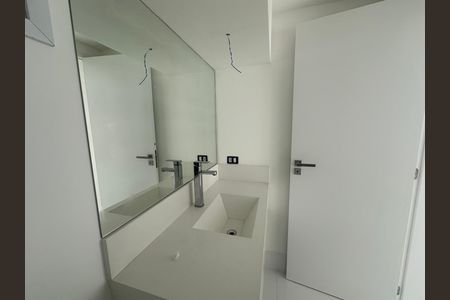 Casa de condomínio à venda com 390m², 4 quartos e 4 vagasLavabo