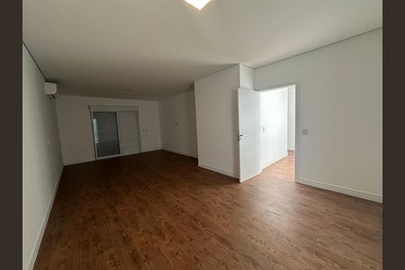 Casa de condomínio à venda com 390m², 4 quartos e 4 vagasSuíte 1