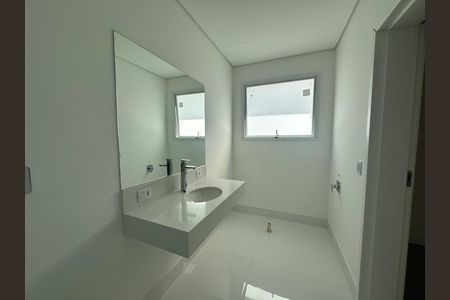 Casa de condomínio à venda com 390m², 4 quartos e 4 vagasBanheiro da Suíte 1