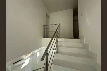 Casa de condomínio à venda com 390m², 4 quartos e 4 vagasEscada