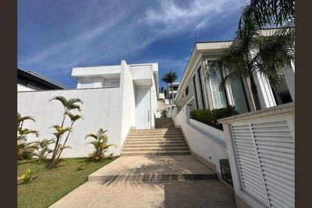 Casa de condomínio à venda com 390m², 4 quartos e 4 vagasFachada