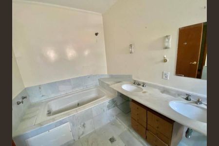 Casa à venda com 246m², 4 quartos e 4 vagas