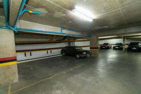 Apartamento à venda com 284m², 4 quartos e 3 vagas Apartamento à venda com 284m², 4 quartos e 3 vagasÁREA COMUM - GARAGEM 3 CARROS
