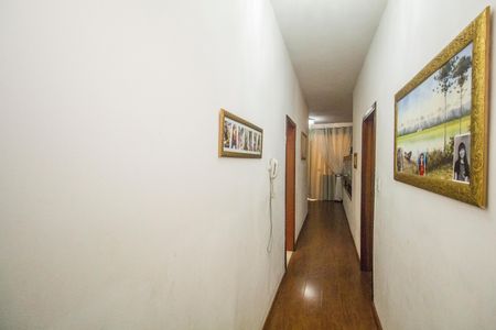 Casa à venda com 150m², 4 quartos e 2 vagasCorredor