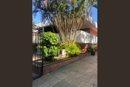 Casa à venda com 704m², 5 quartos e 7 vagas Casa à venda com 704m², 5 quartos e 7 vagasFoto 02