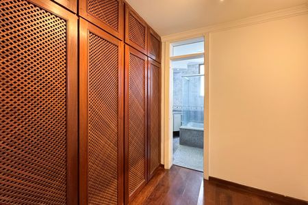 Apartamento à venda com 230m², 3 quartos e 3 vagas Apartamento à venda com 230m², 3 quartos e 3 vagasCloset - Suíte 3