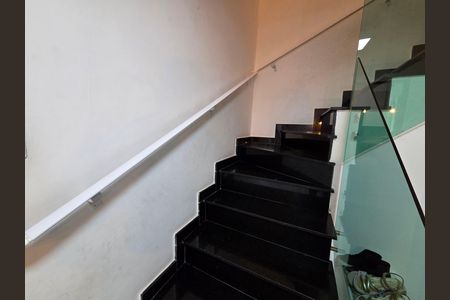 Casa de condomínio para alugar com 84m², 3 quartos e 1 vaga Casa de condomínio para alugar com 84m², 3 quartos e 1 vagaEscada
