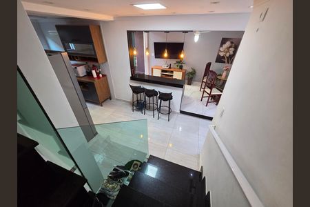 Casa de condomínio para alugar com 84m², 3 quartos e 1 vaga Casa de condomínio para alugar com 84m², 3 quartos e 1 vagaEscada