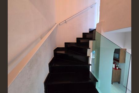 Casa de condomínio para alugar com 84m², 3 quartos e 1 vaga Casa de condomínio para alugar com 84m², 3 quartos e 1 vagaEscada