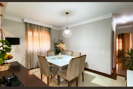 Casa à venda com 240m², 6 quartos e 3 vagas Casa à venda com 240m², 6 quartos e 3 vagasCozinha