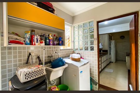 Casa à venda com 240m², 6 quartos e 3 vagas Casa à venda com 240m², 6 quartos e 3 vagasÁrea de Serviço
