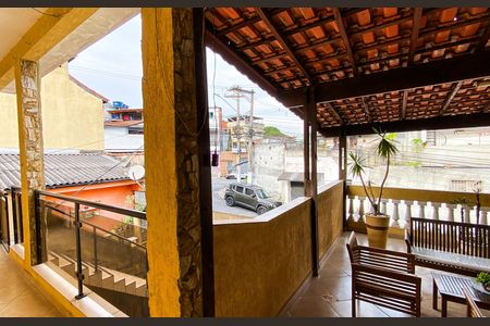 Casa à venda com 240m², 6 quartos e 3 vagas Casa à venda com 240m², 6 quartos e 3 vagasCasa 2 - Varanda