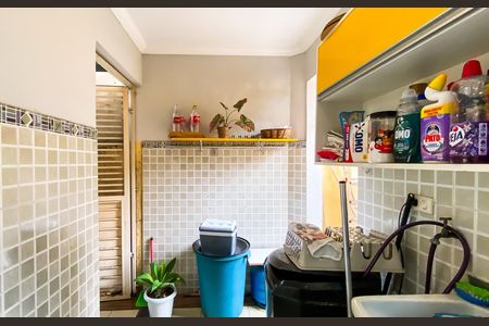 Casa à venda com 240m², 6 quartos e 3 vagas Casa à venda com 240m², 6 quartos e 3 vagasÁrea de Serviço
