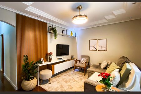 Casa à venda com 240m², 6 quartos e 3 vagas Casa à venda com 240m², 6 quartos e 3 vagasSala