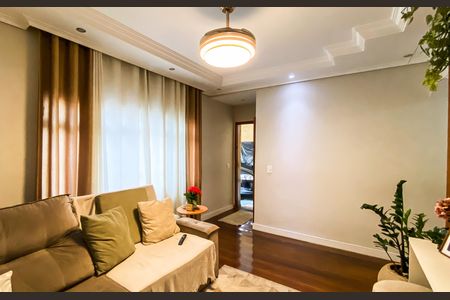 Casa à venda com 240m², 6 quartos e 3 vagas Casa à venda com 240m², 6 quartos e 3 vagasSala